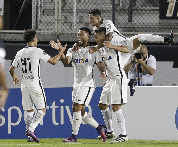 Jogadores do Corinthians comemoram gol em vitria da equipe sobre o Vasco 