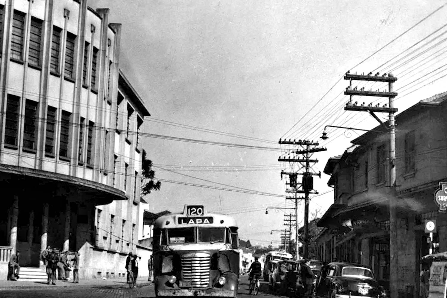 Ônibus estacionado ao lado do mercado da Lapa, em 1951