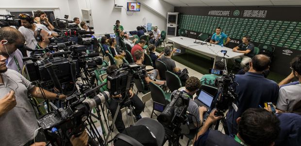 Jornalistas durante entrevista de Alan Ruschel antes de amistoso contra o Palmeiras