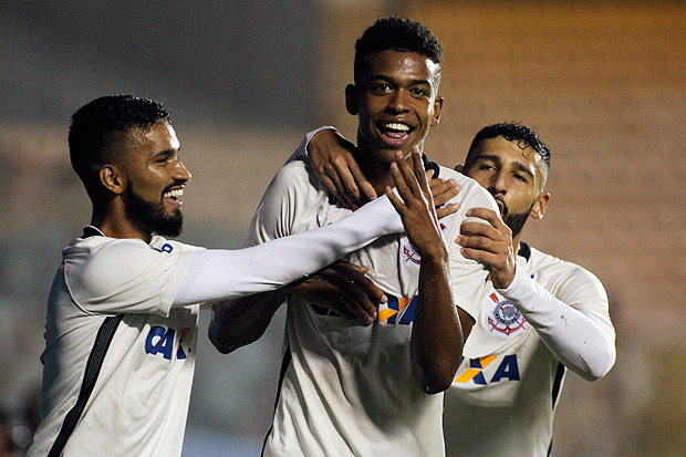 Carlinhos (centro) comemora o primeiro gol do Corinthians contra o Juventus neste domingo (22)