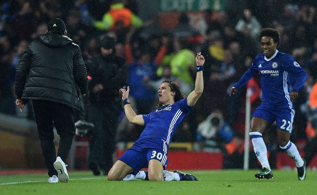 David Luiz comemora gol marcado pelo Chelsea ao lado do meia Willian