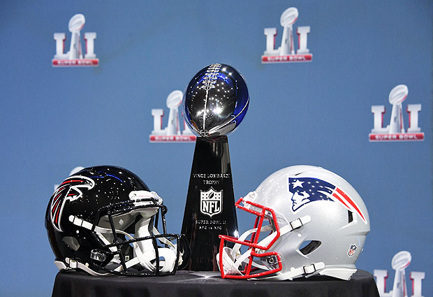 Capacetes do Atlanta Falcons e do New England Patriots, times que vo disputar o Super Bowl 51