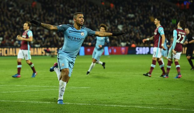 Gabriel Jesus comemora após fazer gol em jogo do Manchester City