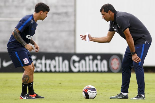 Fabio Carille (dir.) passa instruções para Fagner em treino do Corinthians
