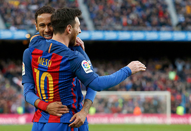 Neymar e Messi se abraam aps gol do Barcelona sobre o Athletic Bilbao