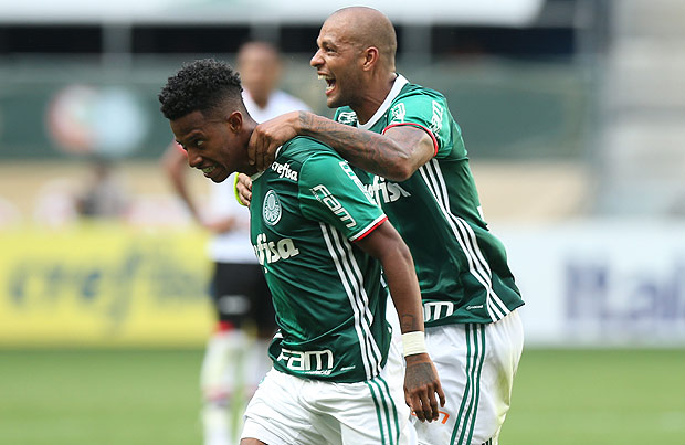 Felipe Melo comemora com Tch Tch um gol do Palmeiras