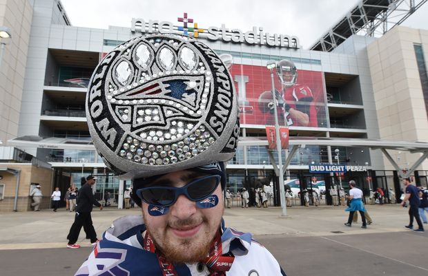 Torcedor do New England Patriots com chapu no formato do anel de campeo do Super Bowl em frente ao estdio