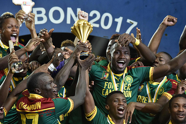 Jogadores de Camares comemoram o ttulo da Copa Africana de Naes