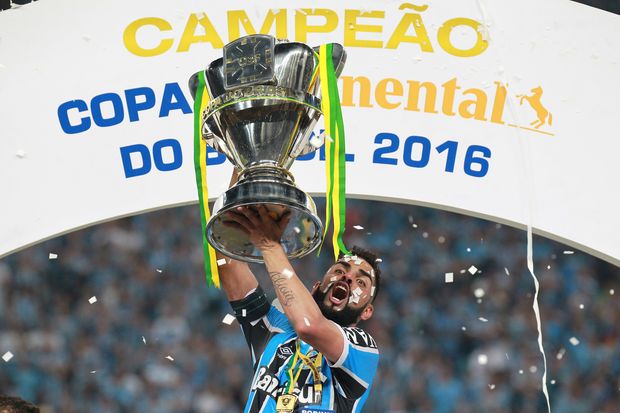 Maicon levanta a taça de campeão da Copa do Brasil do ano passado