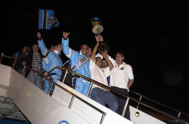 Jogadores do Grêmio exibem taça da Copa do Brasil após conquistar o torneio em 2001