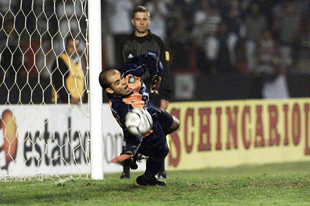 Goleiro Marcos, do Palmeiras, em defesa de pnalti que deu a classificao na semifinal da Libertadores de 2000