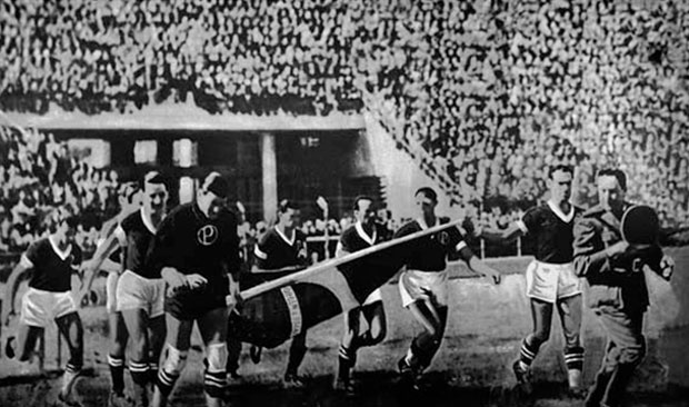 Capito do exrcito e vice-presidente do Palmeiras, o sergipano Adalberto Mendes entra em campo carregando a bandeira do Brasil em 1942