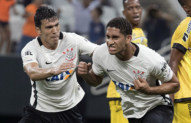 Pablo (dir.) comemora ao lado de Balbuena seu gol na vitória do Corinthians sobre o Novorizontino
