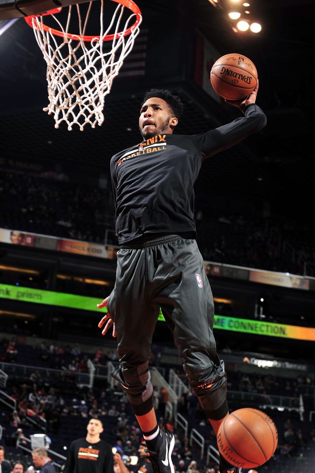 PHOENIX, AZ - JANUARY 28: Derrick Jones Jr. #10 of the Phoenix Suns warms up before the game against the Denver Nuggets on January 28, 2017 at U.S. Airways Center in Phoenix, Arizona. NOTE TO USER: User expressly acknowledges and agrees that, by downloading and or using this photograph, user is consenting to the terms and conditions of the Getty Images License Agreement. Mandatory Copyright Notice: Copyright 2017 NBAE Barry Gossage/NBAE via Getty Images/AFP ***DIREITOS RESERVADOS. NO PUBLICAR SEM AUTORIZAO DO DETENTOR DOS DIREITOS AUTORAIS E DE IMAGEM***