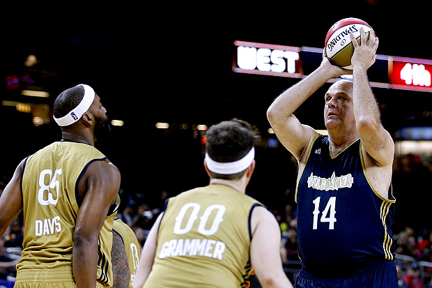 NEW ORLEANS, LA - FEBRUARY 17: Oscar Schmidt shoots over Baron Davis and Andy Grammer during the NBA All-Star Celebrity Game at the Mercedes-Benz Superdome on February 17, 2017 in New Orleans, Louisiana. NOTE TO USER: User expressly acknowledges and agrees that, by downloading and or using this photograph, User is consenting to the terms and conditions of the Getty Images License Agreement. Jonathan Bachman/Getty Images/AFP == FOR NEWSPAPERS, INTERNET, TELCOS & TELEVISION USE ONLY ==