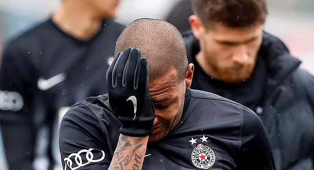 s lgrimas, Everton deixa o gramado na Srvia: "Fiquei ainda mais chocado com os jogadores adversrios" 
