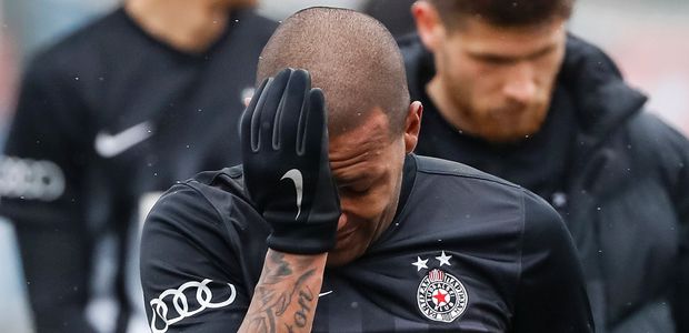 Everton Luiz abandon el campo entre lgrimas tras escuchar durante todo el partido ofensas racistas por parte de un grupo de hinchas del equipo contrario 