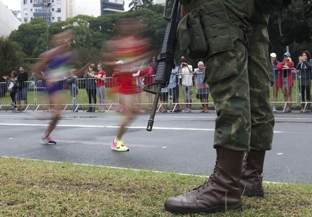 Soldado faz a segurana da maratona olmpica no Rio