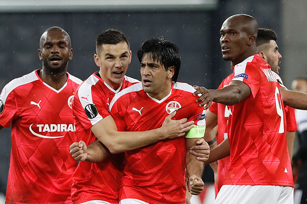 Elyaniv Barda (centro), atacante do Hapoel Beer Sheba, comemora aps marcar nico gol da equipe contra o Besiktas 