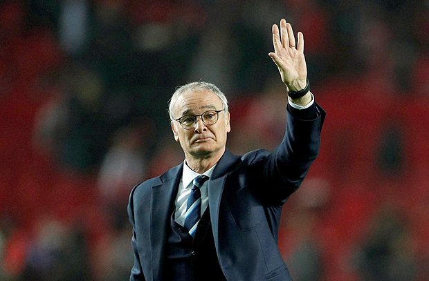 Ranieri acena durante jogo entre Sevilla e Leicester, pela Liga dos Campees