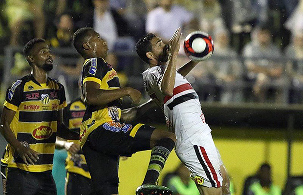 Gilberto domina no peito durante jogo do São Paulo contra o Novorizontino
