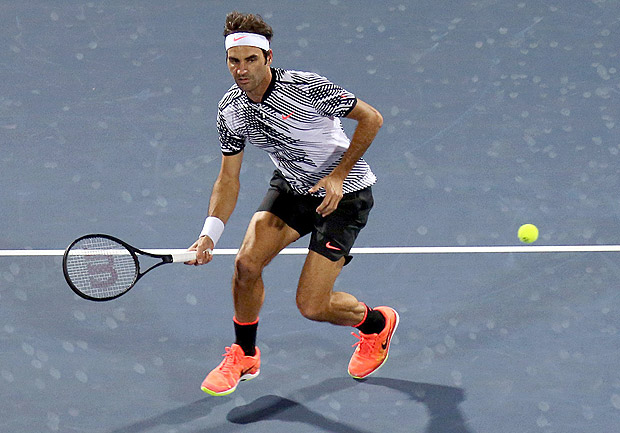 Roger Federer of Switzerland returns the ball to France's Benoit Paire during their ATP tennis match as part of the Dubai Duty Free Championships on February 27, 2017. / AFP PHOTO / MAHMOUD KHALED