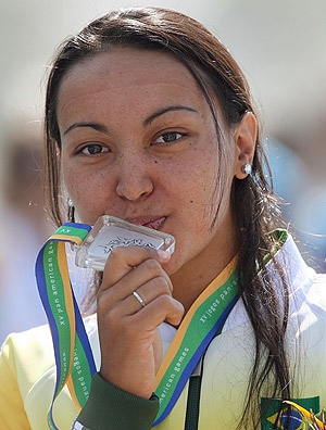 Poliana Okimoto mostra a medalha de prata conquistada na maratona aquática, na praia de Copacabana, durante os jogos do PAN