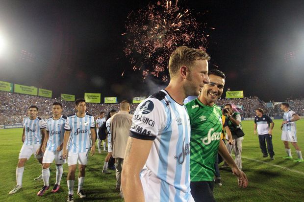 Argentina's Atletico Tucuman players celebrate their victory over Colombia's Junior of Barranquilla in their Copa Libertadores football mach at the Jose Fierro stadium in Tucuman, Argentina on February 23, 2017. / AFP PHOTO / Walter Monteros