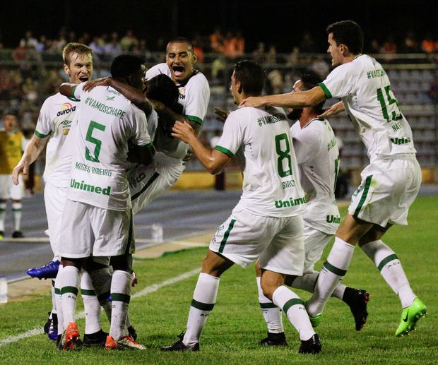 Jogadores da Chapecoense comemoram gol marcado por Reinaldo