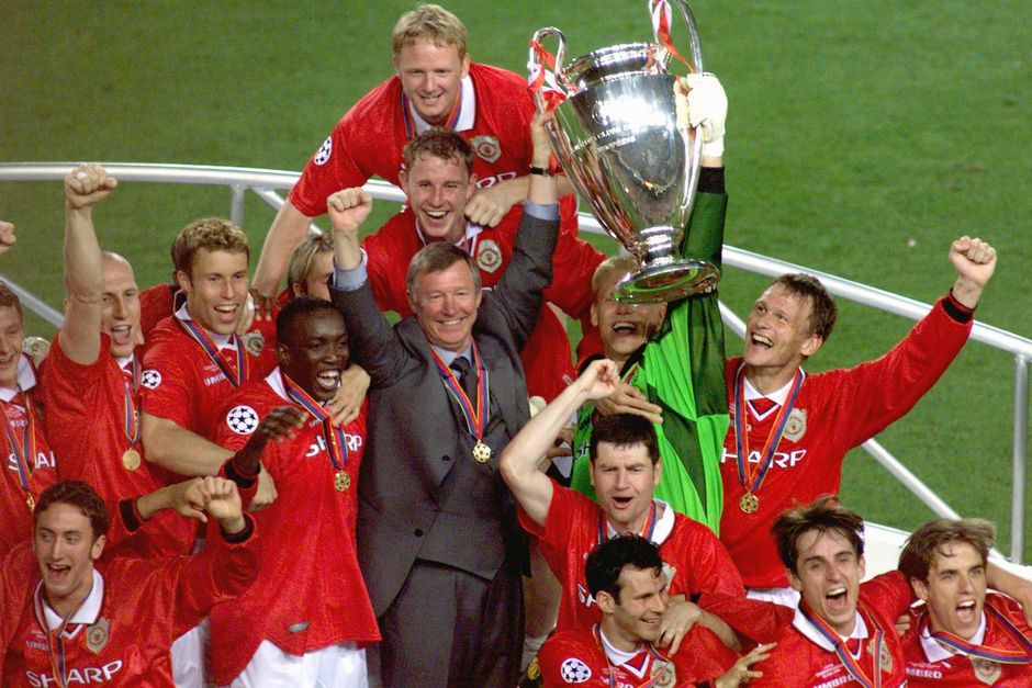 Futebol: jogadores do Manchester United, com o tcnico Alex Ferguson no centro, levantam taa de campeo da Liga dos Campees contra o Bayern de Munique, em Barcelona (Espanha). (FILES) In this file picture taken on May 26, 1999 Manchester United manager Alex Ferguson celebrates with his players, after they defeated Bayern Munich in the Champions League final in Barcelona. Alex Ferguson is to retire as the manager of Manchester United, the English Premier League champions announced on May 8, 2013. Ferguson, 71, has been in charge at Old Trafford for 26 years, guiding United to 13 Premier League titles and two Champions League crowns. AFP PHOTO/JAN NIENHEYSEN ORG XMIT: BCN13