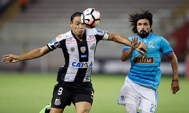 Ricardo Oliveira (esq.) briga pela bola com Jorge Cazulo