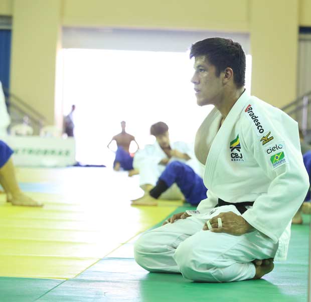 Destaque da nova safra, o judoca Eduardo Yudi em treinamento da seleo brasileira