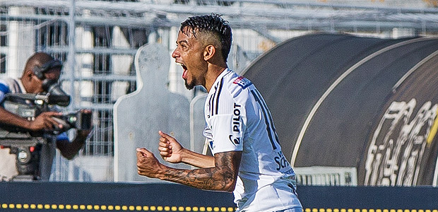 Lucca comemora gol marcado pela Ponte Preta contra o Corinthians em jogo do Campeonato Paulista