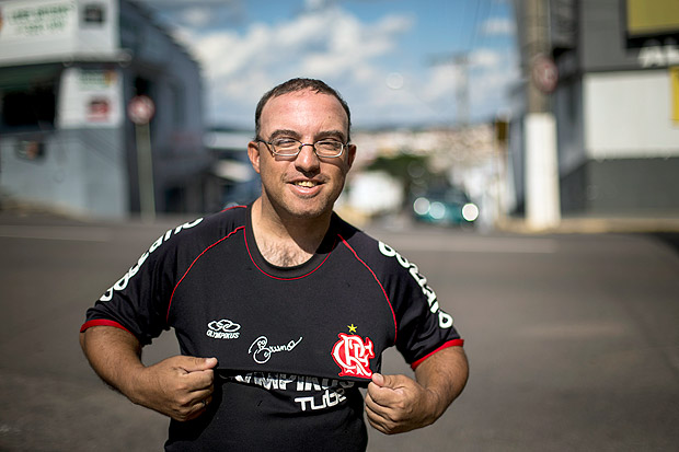 Helder Martins Moura, 40, com a camisa que Bruno usava no Flamengo na frente do hotel em que o goleiro se hospedaria