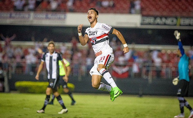 Luiz Arajo comemora gol pelo So Paulo na Copa do Brasil
