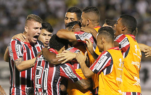 Jogadores do São Paulo comemoram empate em Natal