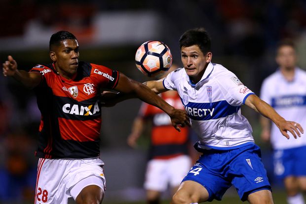 Alfonso Parot (dir.) disputa bola com Orlando Berrio, do Flamengo