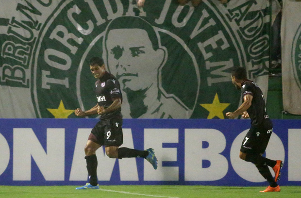 Jose Sand (esq.) comemora seu gol sobre a Chapecoense