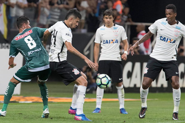 Lance da partida entre Corinthians e Luverdense