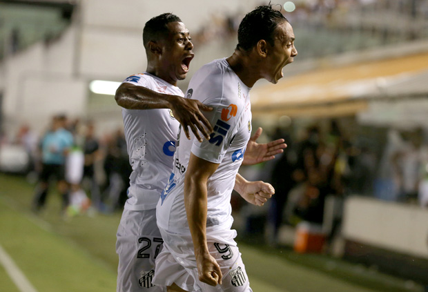 Ricardo Oliveira comemora após marcar o primeiro gol do Santos na partida