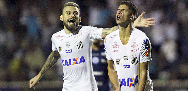 Lucas Lima e Vitor Bueno comemoram gol do Santos pelo Paulista