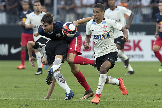 Pedrinho (dir.), do Corinthians, tenta arrancar com a bola durante jogo contra o Red Bull