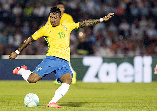 Momento do chute de Paulinho, que resultou no gol de empate da seleo brasileira