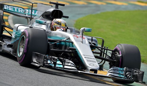 Lewis Hamilton em sua Mercedes durante treino do GP da Austrlia