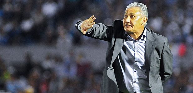 Brazil coach Tite gestures during their 2018 FIFA World Cup qualifier football match against Uruguay at the Centenario stadium in Montevideo, on March 23, 2017. / AFP PHOTO / DANTE FERNANDEZ