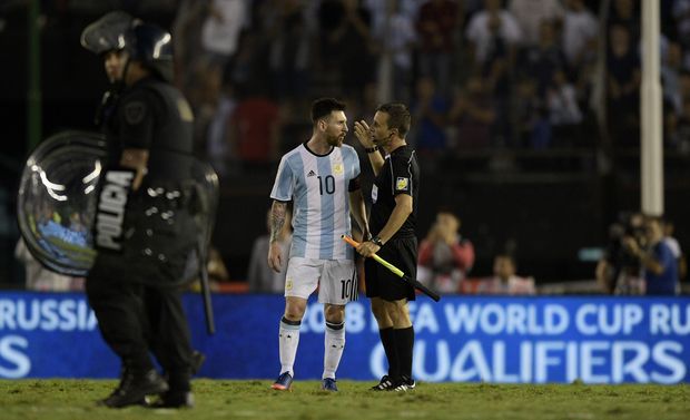 Argentina's Lionel Messi speaks with the linesman during their 2018 FIFA World Cup qualifier football match against Chile at the Monumental stadium in Buenos Aires, Argentina, on March 23, 2017. / AFP PHOTO / Juan Mabromata