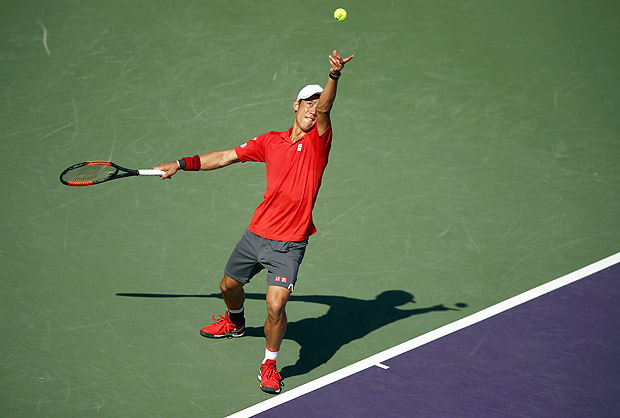 Kei Nishikori saca na derrota para o italiano Fabio Fognini por 2 sets a 0 no Masters 1.000 de Miami (EUA)