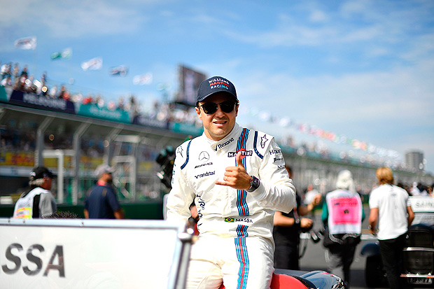 Williams' Brazilian driver Felipe Massa takes part in the drivers parade prior to the start of the Formula One Australian Grand Prix in Melbourne on March 26, 2017. / AFP PHOTO / SAEED KHAN / --IMAGE RESTRICTED TO EDITORIAL USE - STRICTLY NO COMMERCIAL USE-- ORG XMIT: SK13844