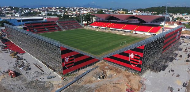 Estádio reformado pelo Flamengo, com buraco abaixo