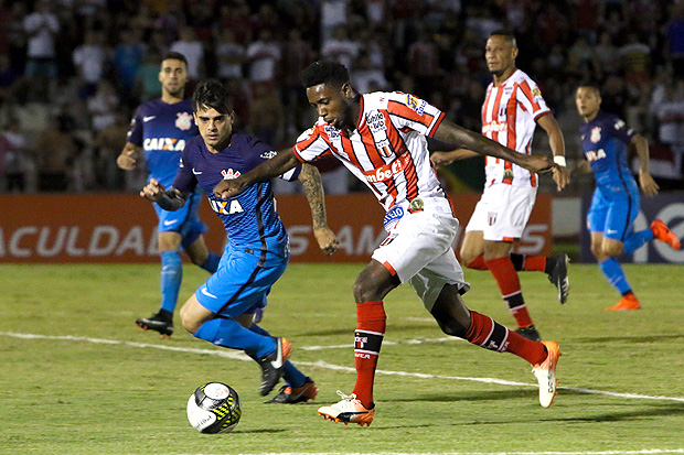 Francis (dir.), do Botafogo, tenta passar pela marcao de Fgner, do Corinthians